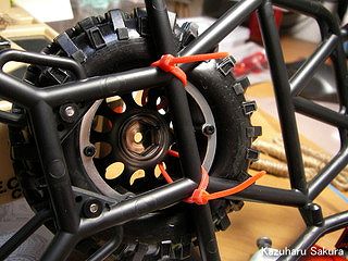 Axial(アキシャル)・SCX10・ジープ ラングラー G6 製作記 ～ スペアタイヤの固定